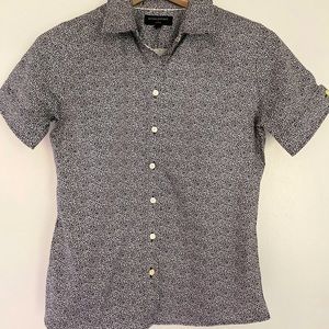 Cute, neutral shirt. Great for summer!